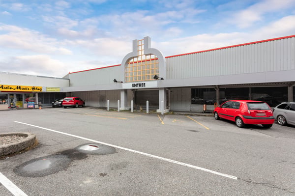 Atelier 580 m2 au rez -  Plusieurs places de parc - Hauteur 4.5 4