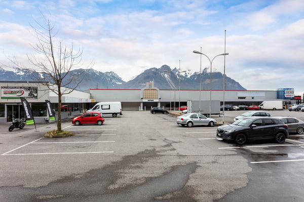 Atelier 580 m2 au rez -  Plusieurs places de parc - Hauteur 4.5 5