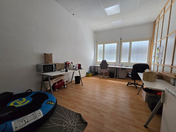 Atelier / local commercial de 148 m² à louer - très bien situé à Gland 4