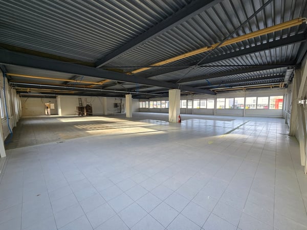Surface de 555m2 - showroom - bureaux ou locaux 4