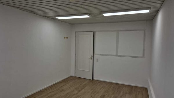 Surface de bureau de 10 m2 - très bien desservi 4