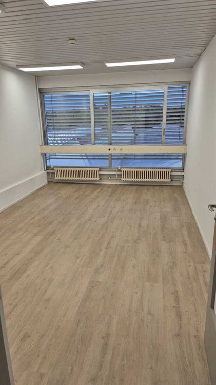 Surface de bureau de 10 m2 - très bien desservi 5
