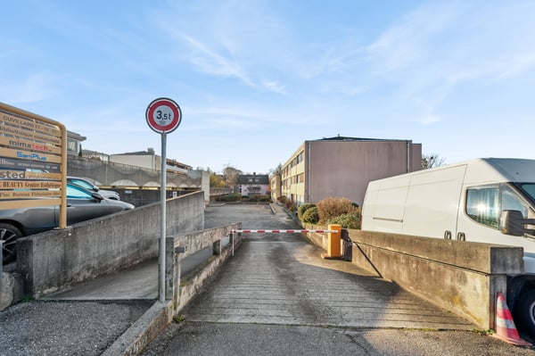 local commercial ouvert à diverses activités 9