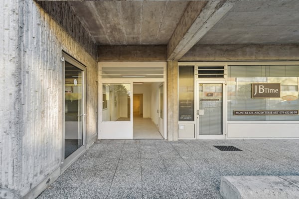 local commercial ouvert à diverses activités 8