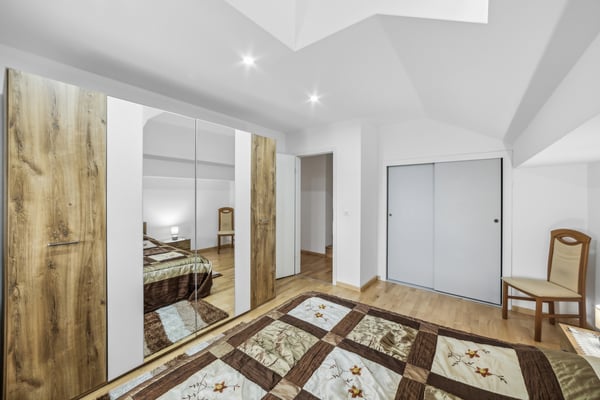 Grande maison rénovée de deux appartements ! 8