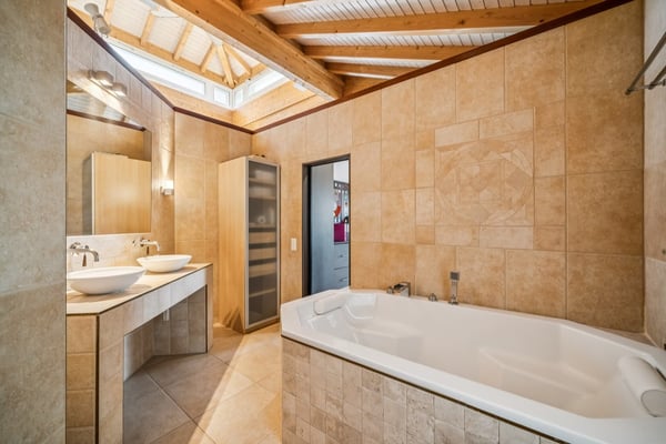 Villa d'architecte contemporaine, volumes spectaculaires, au pied du S 9