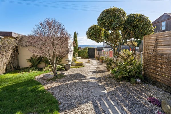 Maison villageoise de caractère située face au lac de Neuchâtel ! 12