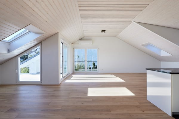 Attraktive Dachwohnung an Bestlage mit bis zu fünf Einstellplätzen! 2