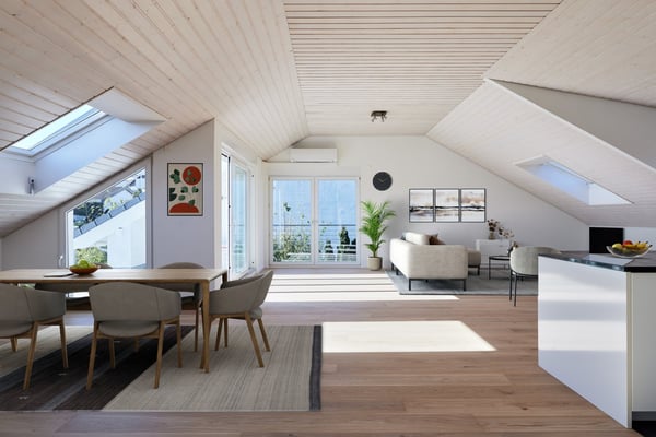 Attraktive Dachwohnung an Bestlage mit bis zu fünf Einstellplätzen! 1