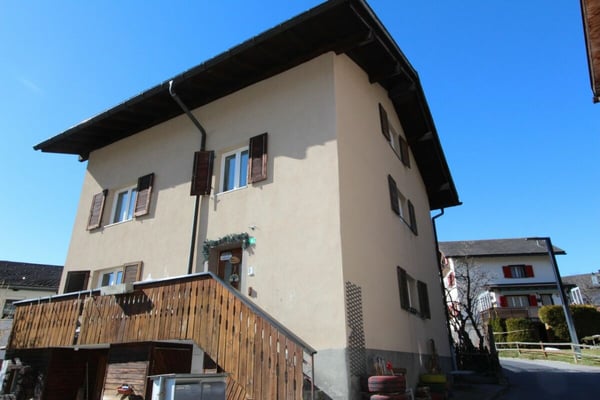 Mehrfamilienhaus mit Stall und Entwicklungspotenzial im Dorfkern von Lain 2