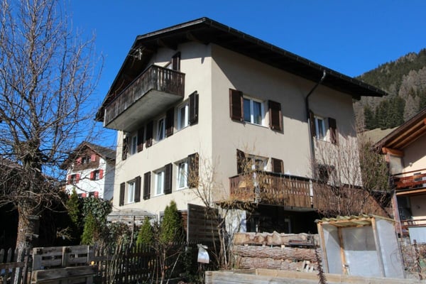 Mehrfamilienhaus mit Stall und Entwicklungspotenzial im Dorfkern von Lain 3