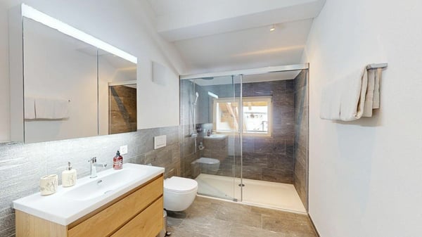 4.5 Zimmer-Dachwohnung mit Bewirtschaftung in der Tgesa Romana 9