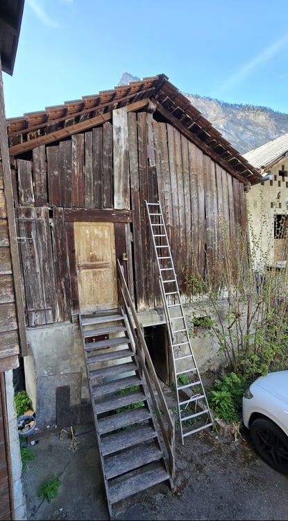 Au centre - Maison villageoise avec grange et cabanon 12
