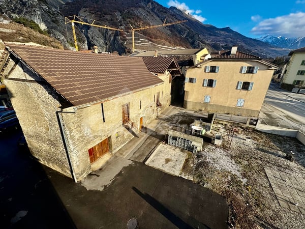 IMMEUBLE A FORT POTENTIEL - DEUX LOGEMENTS ET GRANGES TRANSFORMABLES 1