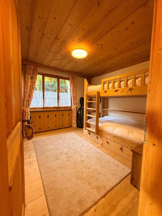 Charmant appartement de 3,5 pièces avec terrasse et vue sur les montagnes et la vallée à Rougemont 14