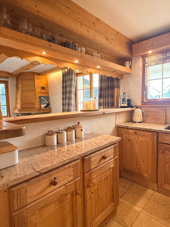 Charmant appartement de 3,5 pièces avec terrasse et vue sur les montagnes et la vallée à Rougemont 7