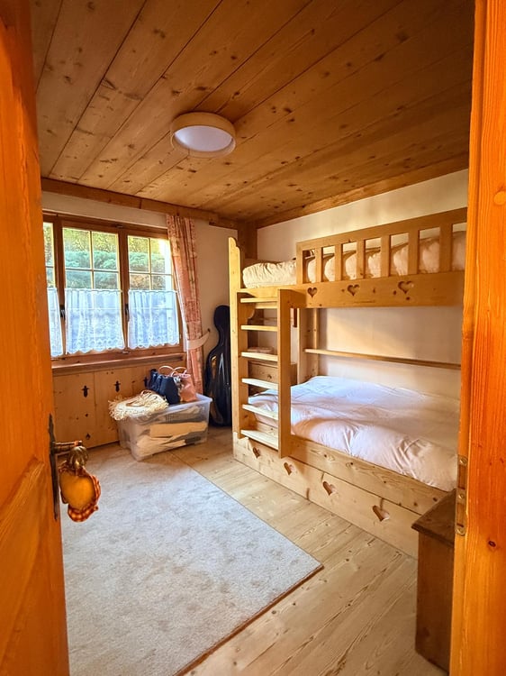 Charmant appartement de 3,5 pièces avec terrasse et vue sur les montagnes et la vallée à Rougemont 5