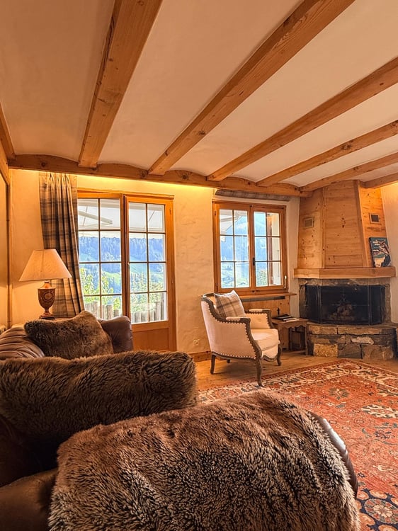 Charmant appartement de 3,5 pièces avec terrasse et vue sur les montagnes et la vallée à Rougemont 2