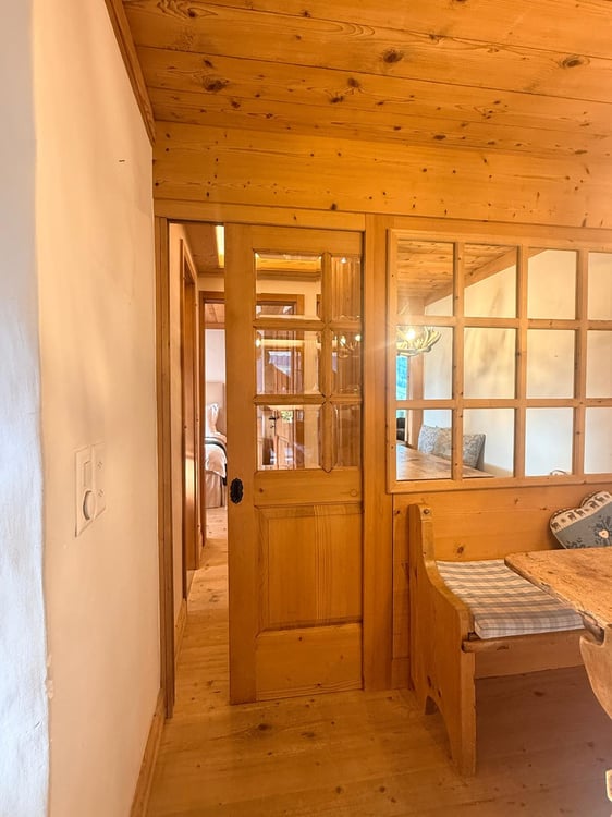 Charmant appartement de 3,5 pièces avec terrasse et vue sur les montagnes et la vallée à Rougemont 11