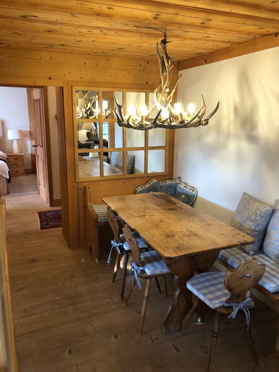 Charmant appartement de 3,5 pièces avec terrasse et vue sur les montagnes et la vallée à Rougemont 4