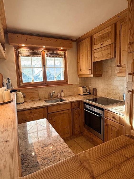 Charmant appartement de 3,5 pièces avec terrasse et vue sur les montagnes et la vallée à Rougemont 8