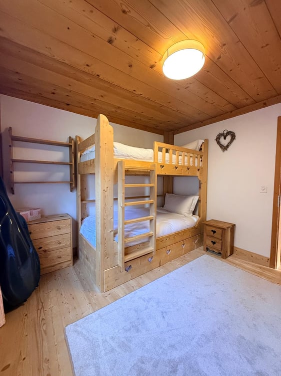 Charmant appartement de 3,5 pièces avec terrasse et vue sur les montagnes et la vallée à Rougemont 13
