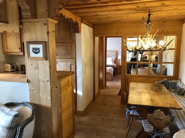 Charmant appartement de 3,5 pièces avec terrasse et vue sur les montagnes et la vallée à Rougemont 3