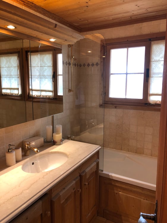 Charmant appartement de 3,5 pièces avec terrasse et vue sur les montagnes et la vallée à Rougemont 9