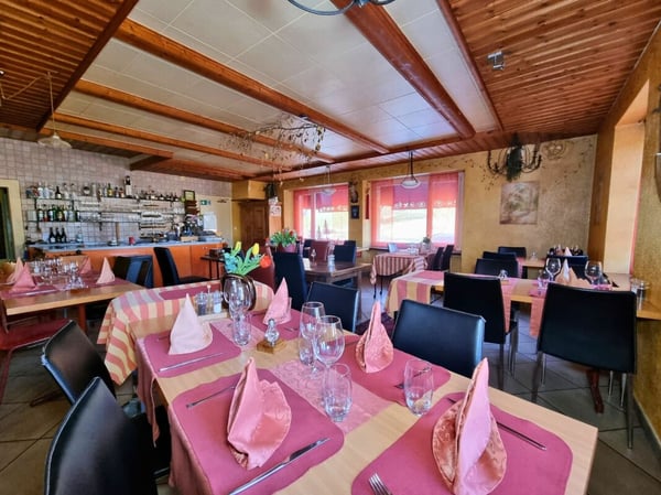 Belle bâtisse comprenant un restaurant réputé et un appartement de 9 pièces en pleine nature 4