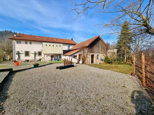 Belle bâtisse comprenant un restaurant réputé et un appartement de 9 pièces en pleine nature 2