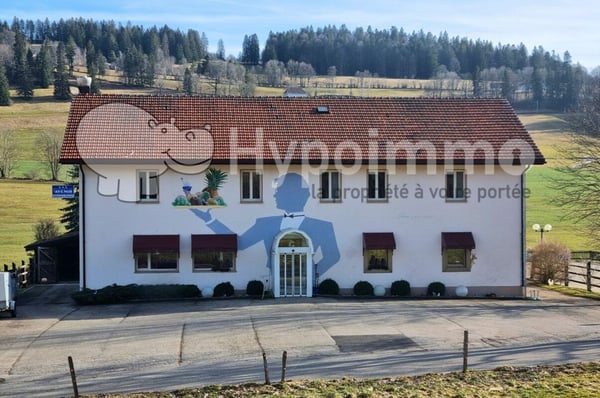 Belle bâtisse comprenant un restaurant réputé et un appartement de 9 pièces en pleine nature 1