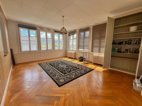 Immeuble idéalement situé avec places de parc et rendement de 6.5% 5