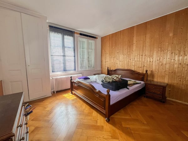 Immeuble idéalement situé avec places de parc et rendement de 6.5% 7