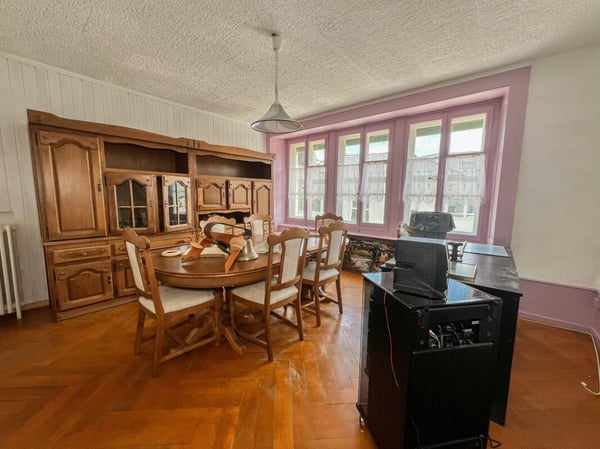 Immeuble idéalement situé avec places de parc et rendement de 6.5% 6