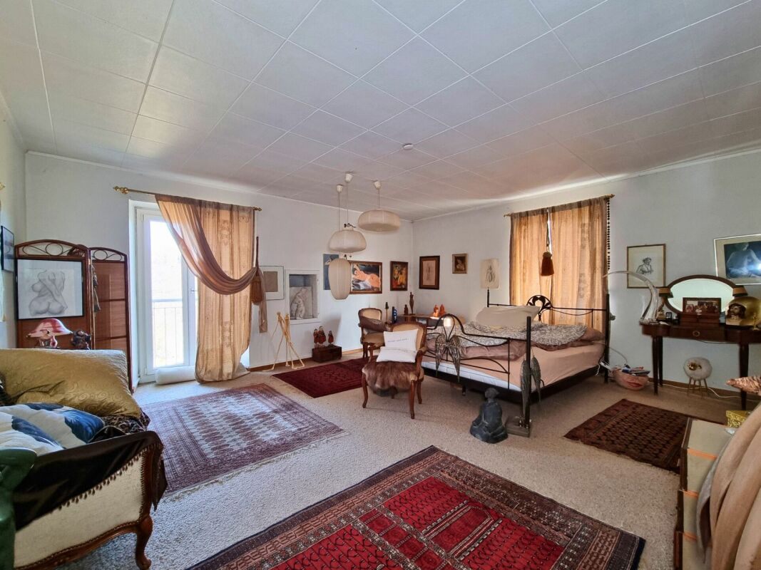 Belle bâtisse comprenant un restaurant réputé et un appartement de 9 pièces en pleine nature