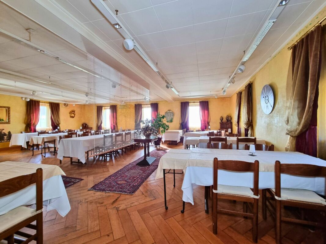 Belle bâtisse comprenant un restaurant réputé et un appartement de 9 pièces en pleine nature