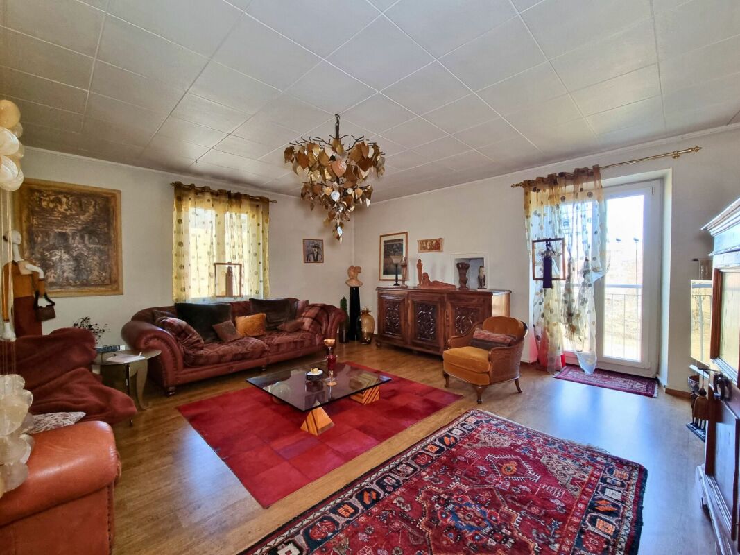 Belle bâtisse comprenant un restaurant réputé et un appartement de 9 pièces en pleine nature