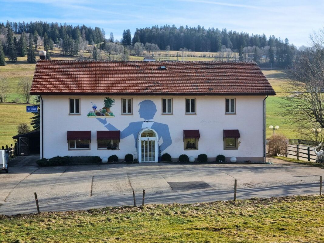 Belle bâtisse comprenant un restaurant réputé et un appartement de 9 pièces en pleine nature