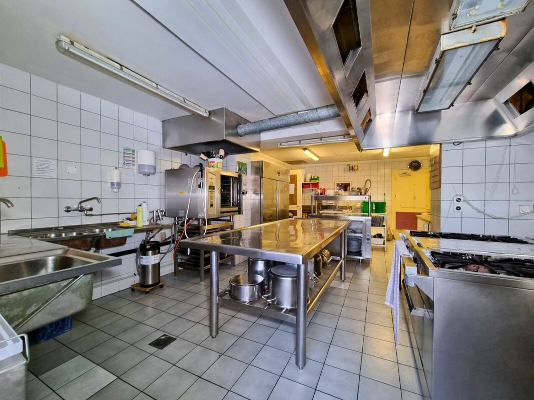 Belle bâtisse comprenant un restaurant réputé et un appartement de 9 pièces en pleine nature