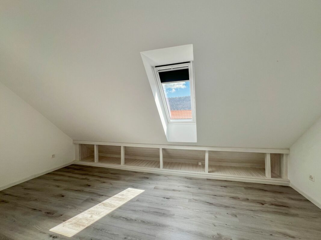Charmant duplex de 4 pièces entièrement rénové pour du rendement