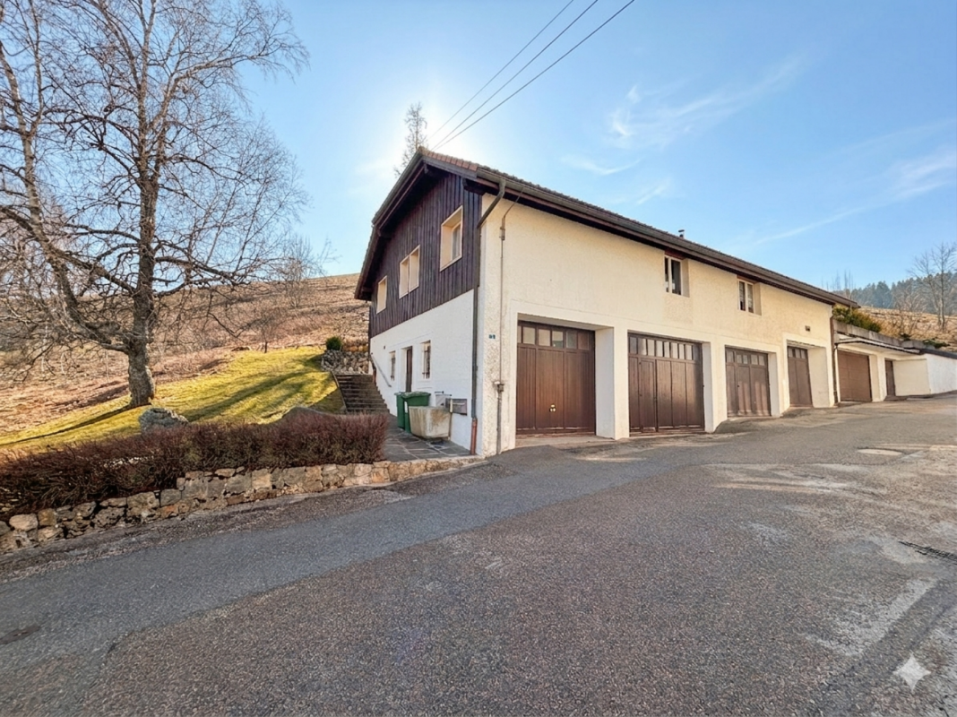Belle maison familiale avec 6 grands garages