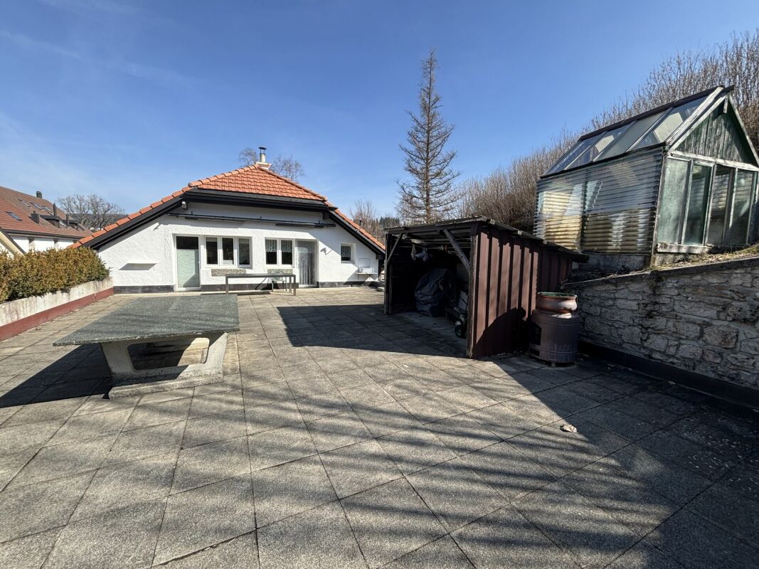 Belle maison familiale avec 6 grands garages