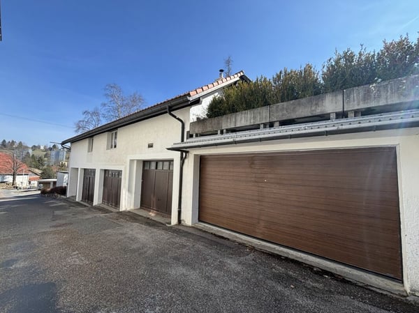 Belle maison familiale avec 6 grands garages 17