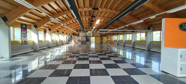 A vendre Halle d'exposition, bureaux, dépôts, garages et stand de tir 1