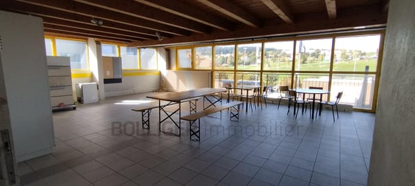 A vendre Halle d'exposition, bureaux, dépôts, garages et stand de tir 8