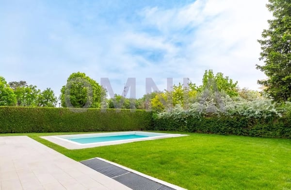 Villa de 330 m2 avec piscine et 200 m2 de terrain 2