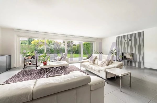 Villa de 330 m2 avec piscine et 200 m2 de terrain 3