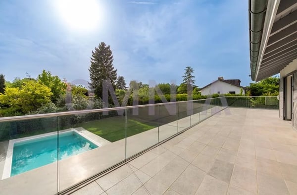 Villa de 330 m2 avec piscine et 200 m2 de terrain 1