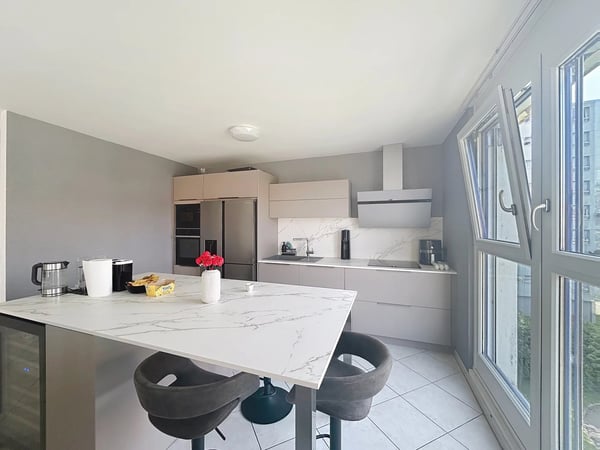 Lumineux et spacieux appartement ? Garage & place intérieure ? Centre-ville 4