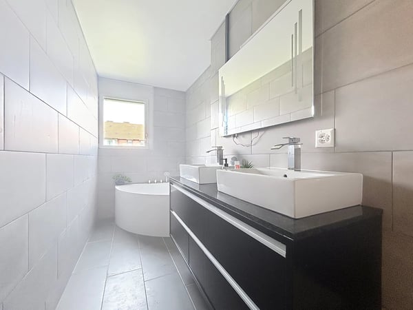 Lumineux et spacieux appartement ? Garage & place intérieure ? Centre-ville 5